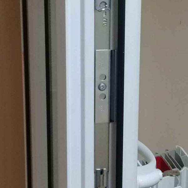 Магнитная защелка на балконную дверь: как выбрать и установить
